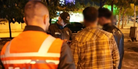 Isparta’da Gece Parklarında Güvenlik Denetimi: Şüpheliler ve Araçlar Kontrol Edildi