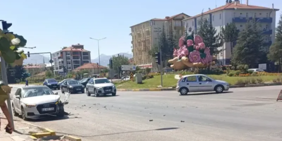 Çünür Kavşağı’nda Trafik Lambası Arızası: 2 Araç Çarpıştı