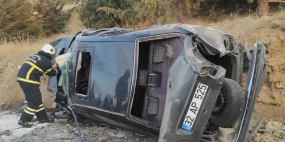Burdur’da Kontrolsüz Otomobilin Durak Kazası: İki Yaralı