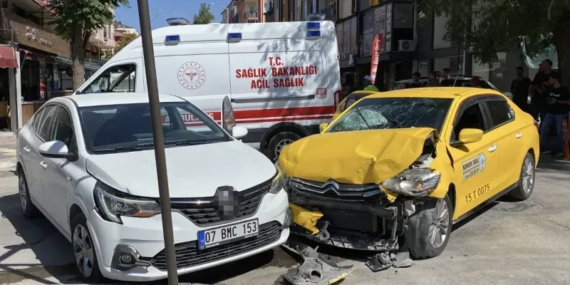 Burdur’da Taksi-Otomobil Kazası: 3 Yaralı