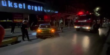 Isparta’da Gece Yarısı İşyerine Araç Çarptı: Maddi Hasar