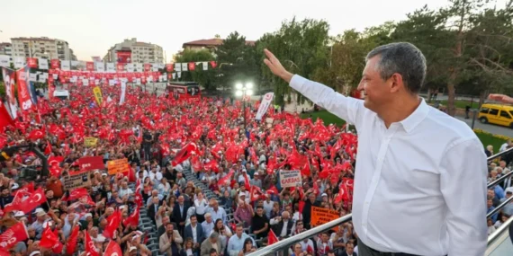 CHP Kurultay Davası Ertelendi: Özgür Özel’den Şiirli Tepki
