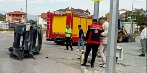 Isparta’da Trafik Kazası: Kontrolden Çıkan Otomobil Panoya Çarparak Devrildi